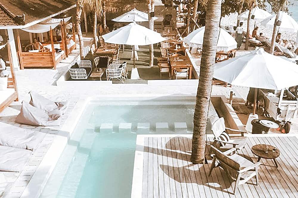Ohana's Beachfront Resort & Beach Club