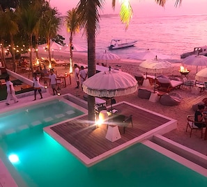 Plage, cabines gratuites, chaises longues, parasols