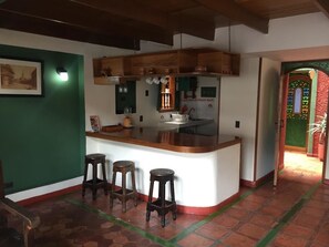 Fridge, microwave, stovetop, dishwasher - Apartaestudios Quinta Hidalga (Bogotá)