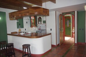 Duplex luxo, 1 cama de casal, para não fumantes, cozinha americana | Cozinha privada | Geladeira, micro-ondas, cooktop, lava-louças
