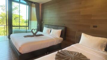 Family with balcony and turb | Desk, blackout drapes, WiFi (free), bed sheets