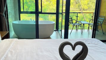 Habitación panorámica, tina | Escritorio, cortinas blackout, wifi gratis y ropa de cama