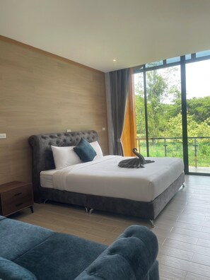 Standard Room with Balcony | Bàn, màn/rèm cản sáng, truy cập Internet không dây miễn phí 