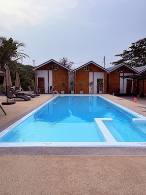 Una piscina al aire libre