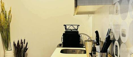 Una cocina con estufa integrada, lavamanos y salpicadero con diseños circulares.