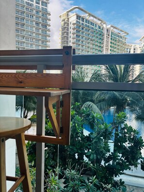 ดีลักซ์คอนโด, 1 ห้องนอน | ลานระเบียง/นอกชาน