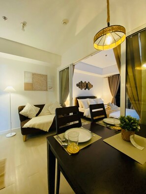 Leilighet – deluxe, 1 soverom | Oppholdsområde | Flatskjerm-TV