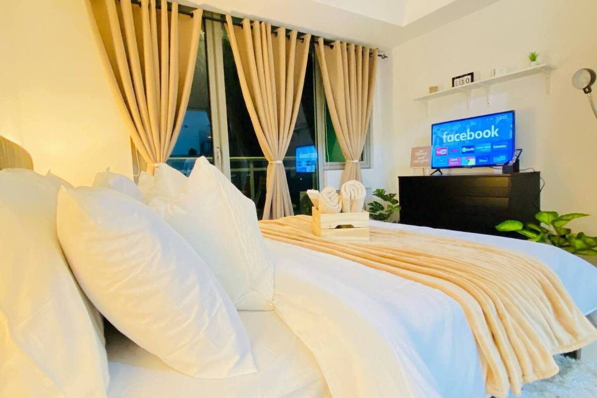 1 Bedroom Deluxe Condo | 1 bedroom, soundproofing, iron/ironing board, free WiFi