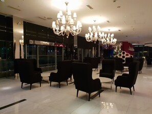 Lobby lounge - Azure Luxury Beach Suites by VacationsPH (Parañaque)