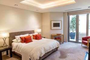 Luxury Apartment, 1 Katil Raja (King), Non Smoking | 1 bilik tidur, peralatan tempat tidur premium, bar mini, meja