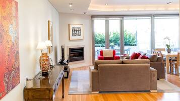 Apartamento superluxo, 1 cama King, para não fumantes | Área de estar | Smart TV, lareira, Netflix