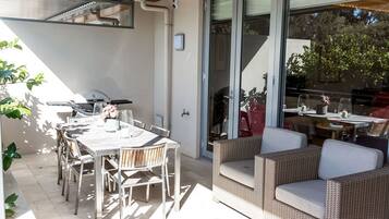 Apartamento superluxo, 1 cama King, para não fumantes | Terraço/pátio