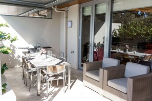 Luxury Apartment, 1 Katil Raja (King), Non Smoking | Teres/patio