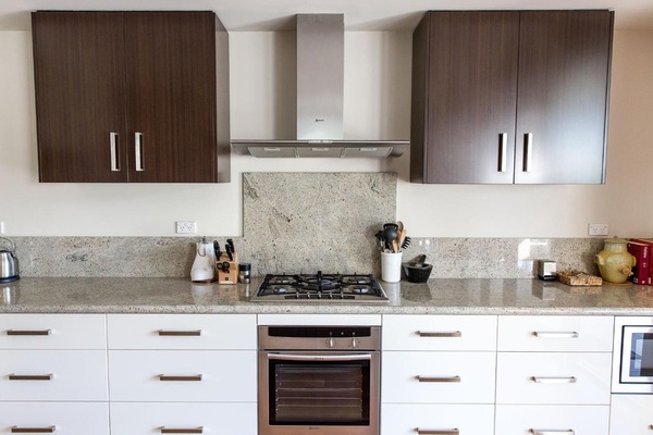 Full-sized fridge, microwave, oven, stovetop