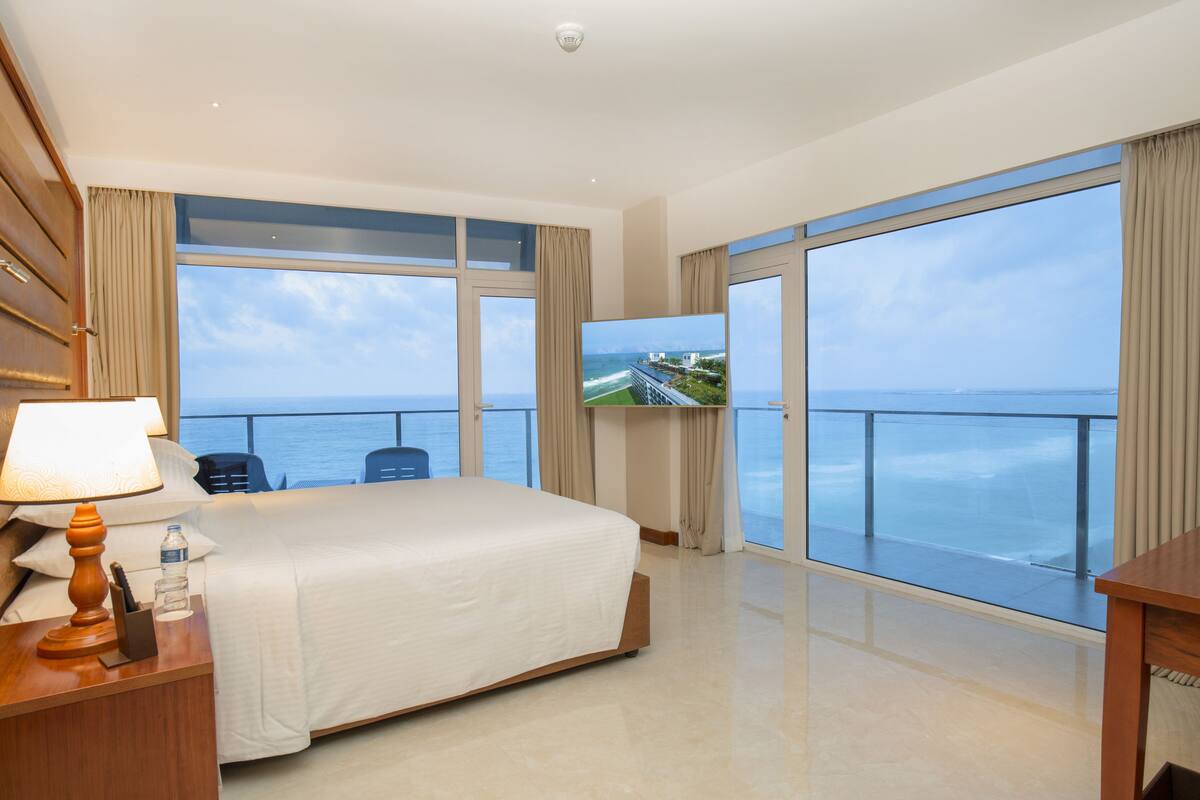 Signature Suite, 1 King Bed- With a Complimentary City Tour | 1 室のベッドルーム、エジプト綿のシーツ、高級寝具、ピロートップベッド