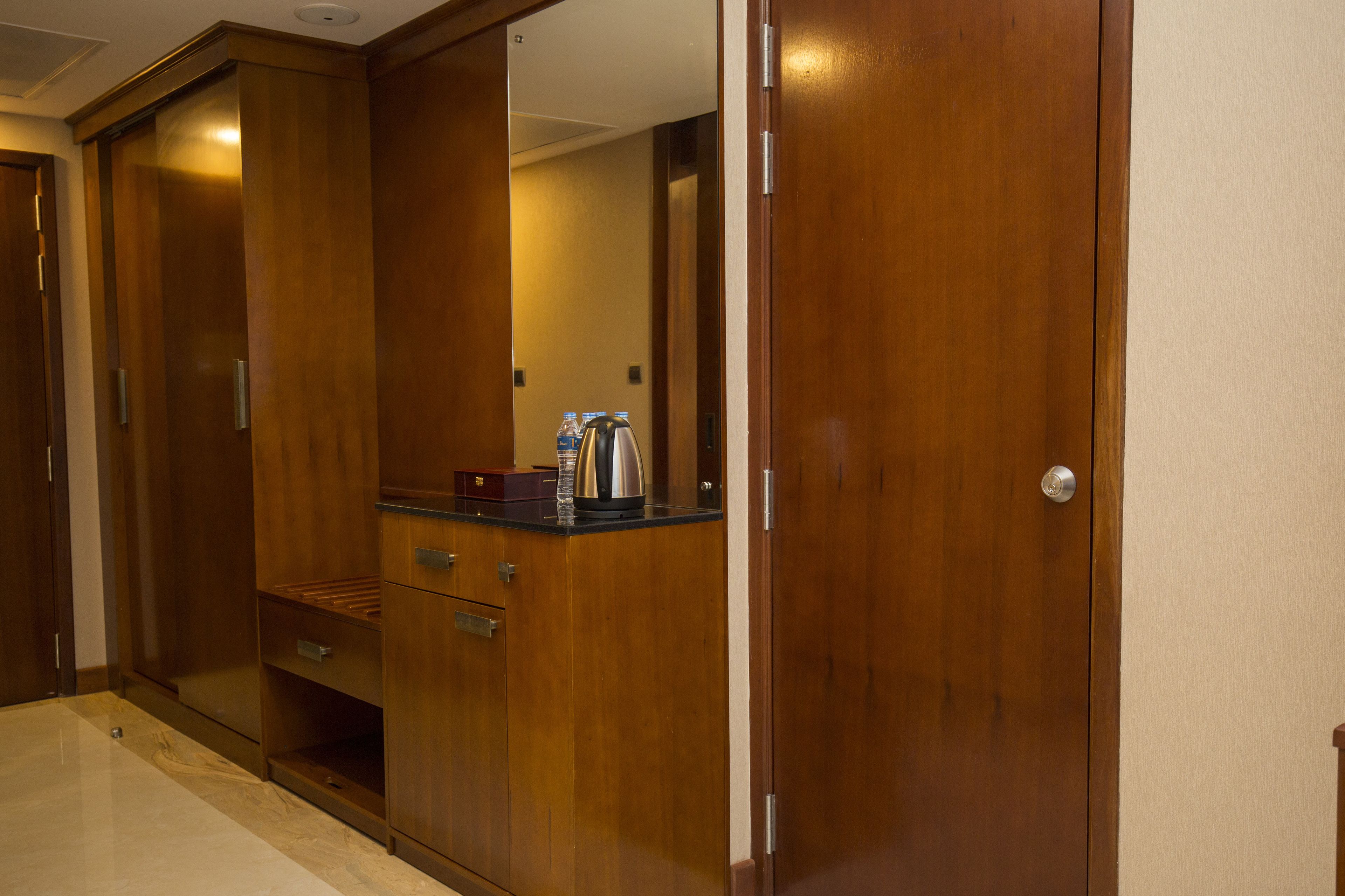deluxe twin room, 2 twin beds- with a complimentary city tour | room amenity