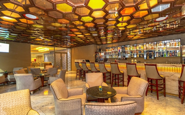 2 bares/lounges, bar ao lado da piscina, bar na praia