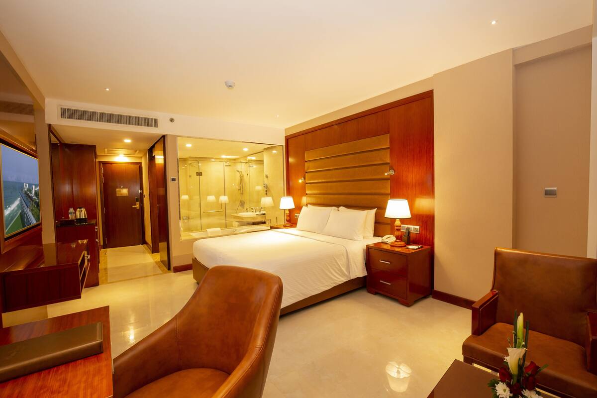 Signature Double Room, 1 King Bed- With a Complimentary City Tour | 1 室のベッドルーム、エジプト綿のシーツ、高級寝具、ピロートップベッド