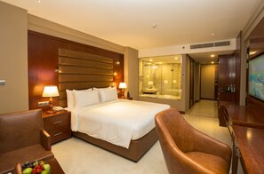 Signature Plus Sea View King Room with Complimentary City Tour & Access to Beach Lounge | 1 bedroom, Egyptian cotton sheets, premium bedding, pillowtop beds