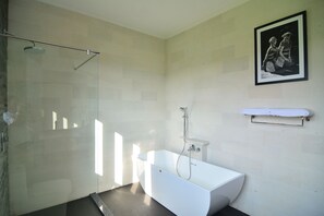 Separate bathtub and shower, deep-soaking bathtub, free toiletries - Jiwanta Villa (Kerobokan)