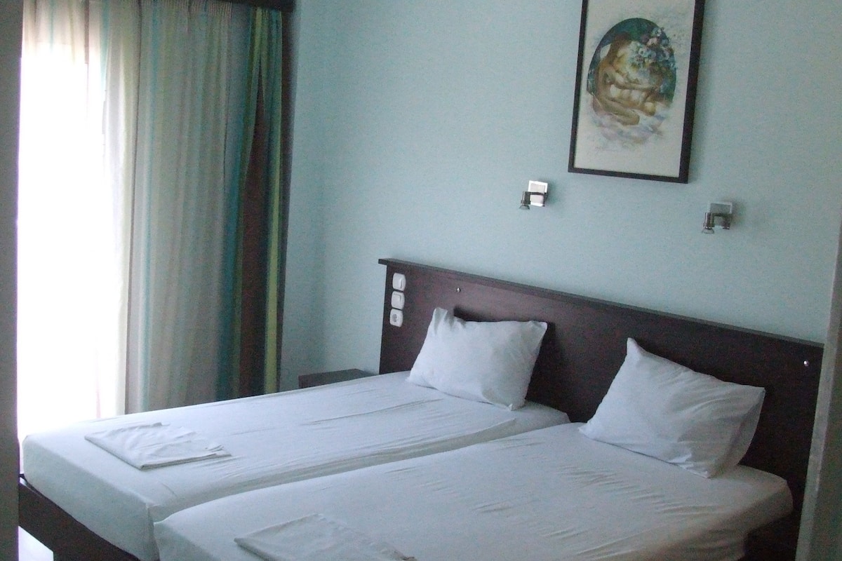 Triple Room, Non Smoking | Dilengkapkan perabot secara berasingan, langsir/tirai gelap terus