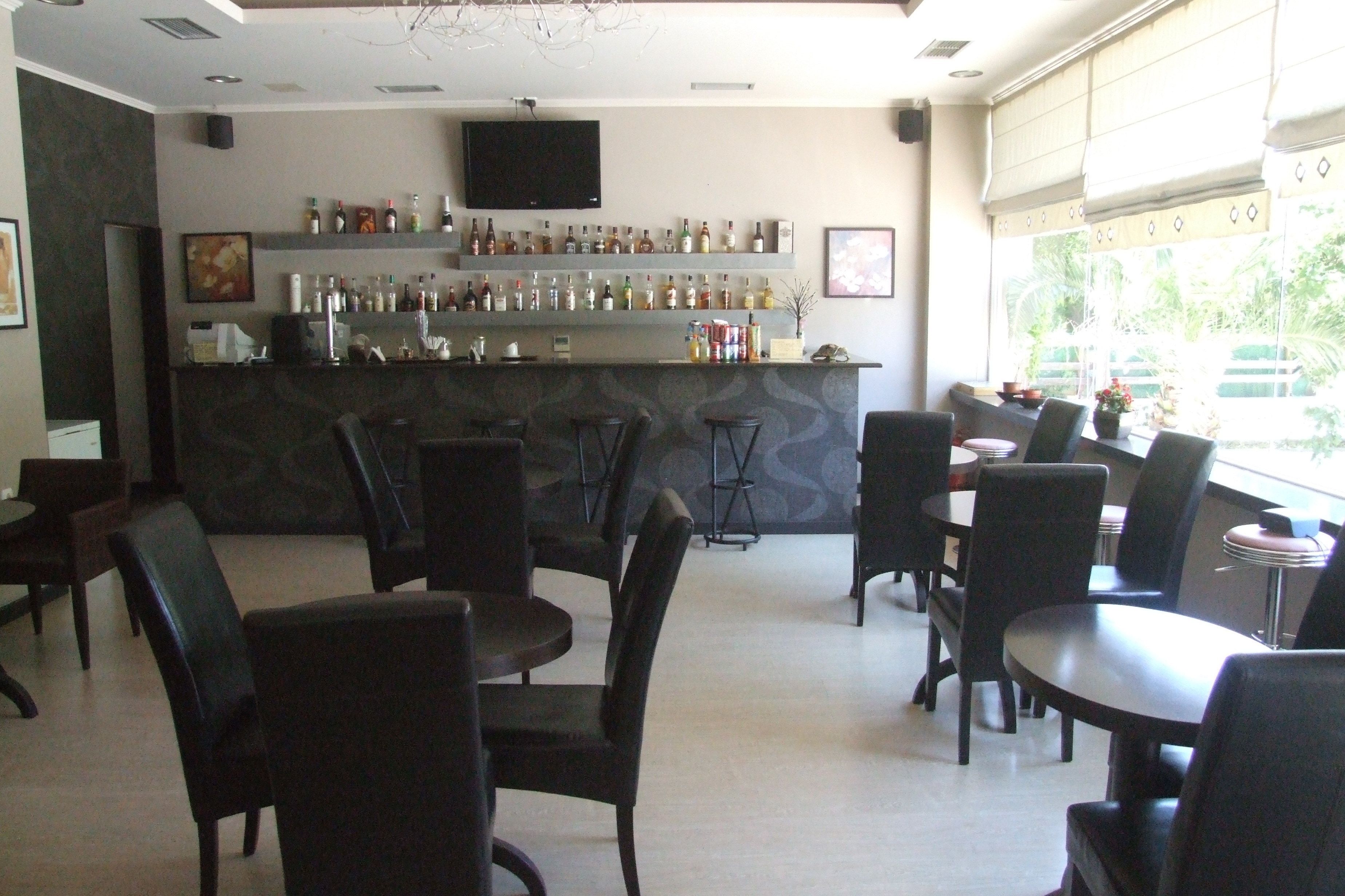 Bar (trong khuôn viên)