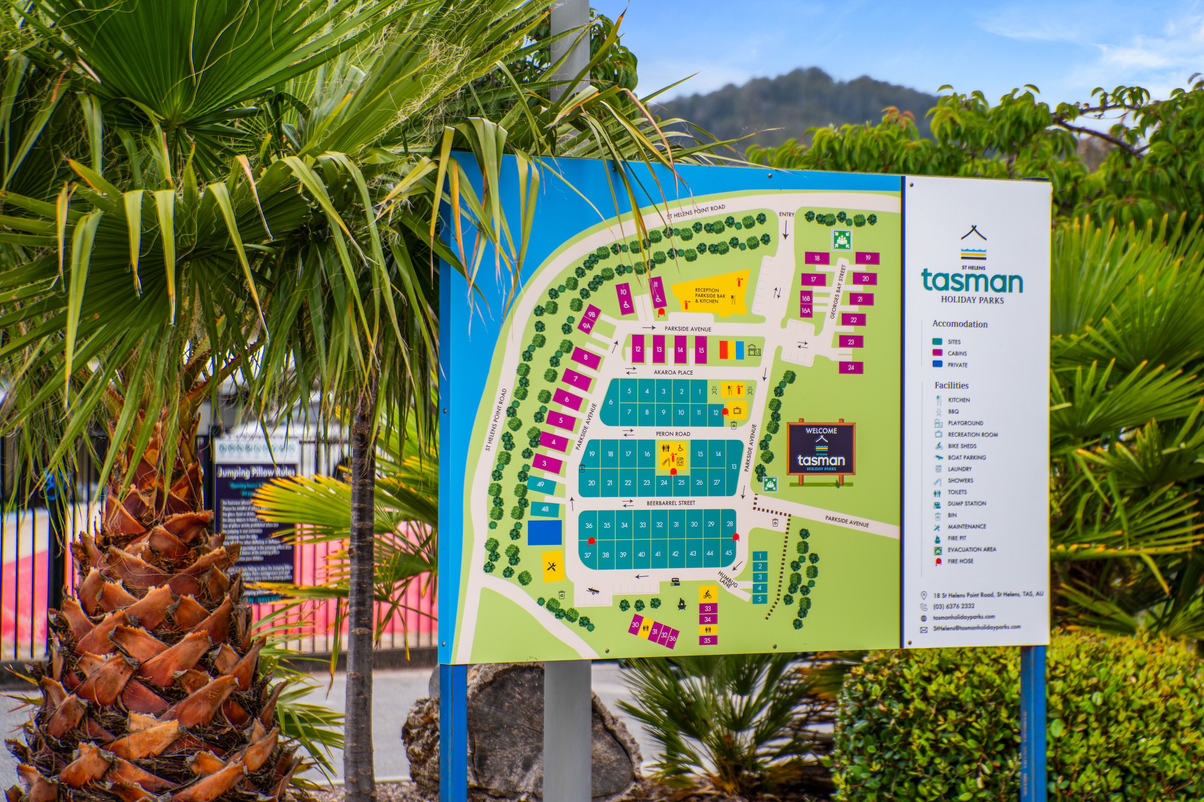 Mapa de Tasman Holiday Parks que muestra los alojamientos y servicios.