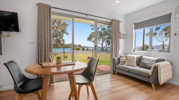 Studio, utsikt mot bukt | Oppholdsområde | Smart-TV