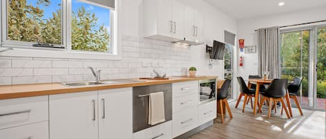 Stuga (Bay Breeze, Sleeps 6) | Eget kök | KylskÄp, mikrovÄgsugn, spishÀll och kaffe- och tebryggare