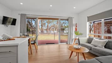 Bay View Cabin (Sleeps 4) - Dog Friendly (2BR) | Area soggiorno | Smart TV
