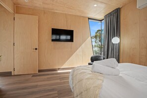 Deluxe Cabin, 1 Bedroom, Bay View - Tasman Holiday Parks - St Helens (St Helens)