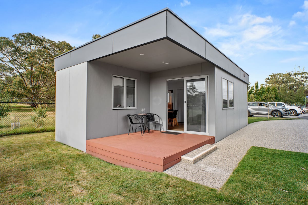 Bay Breeze Cabin Sleeps 4 | Terrace/patio