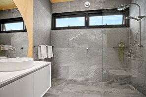 Bathroom - Tasman Holiday Parks - St Helens (St Helens)