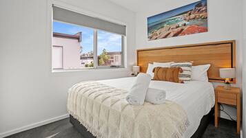 Bay View Cabin (Sleeps 4) - Dog Friendly (2BR) | 1 bedroom, premium bedding, pillow-top beds, free WiFi