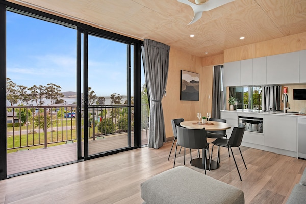 Deluxe huisje, 1 slaapkamer, uitzicht op de baai | Woonruimte | Smart-tv