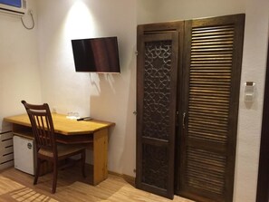 Escritorio, tabla de planchar con plancha, wifi gratis y ropa de cama