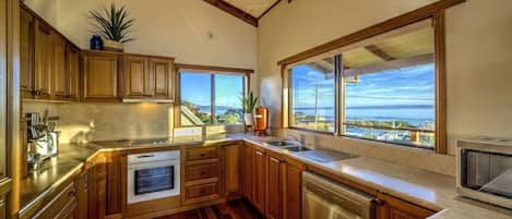 Panoramic House, 4 Bedrooms, 2 Bathrooms, Ocean View | Private kitchen | Full-size fridge, microwave, oven, stovetop