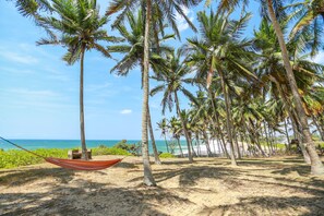 Private beach, white sand, beach towels - Ocean Cottage Kalametiya (Kalametiya)