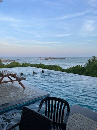 Outdoor pool. Ocean Cottage Kalametiya