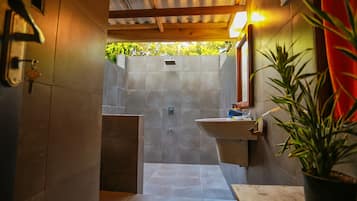 Douche, douche à « effet pluie », articles de toilette de luxe