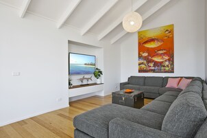 House, Multiple Beds, Non Smoking | Living area | Flat-screen TV