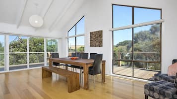 House, Multiple Beds, Non Smoking | In-room dining