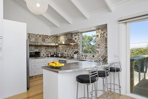 House, Multiple Beds, Non Smoking | Private kitchen | Fridge, microwave, oven, stovetop