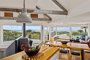 TV layar datar dan perapian