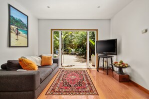 House, Multiple Beds, Non Smoking | Living area