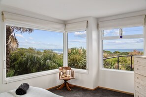 5 kamar tidur, didekorasi berbeda-beda, meja kerja, dan Wi-Fi gratis