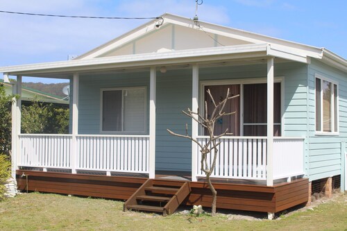 Cute 3 bedroom cottage a short stroll to the beaches, creek and club....