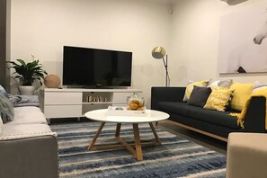 Nhà liên kế tiện nghi đơn giản, 3 phòng ngủ, 2 phòng tắm | Phòng khách | TV màn hình phẳng