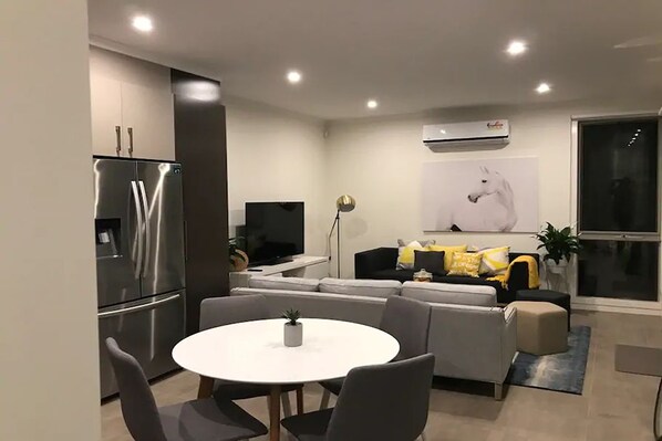 Comfort Townhome, 3 Bedrooms, 2 Bathrooms | Living area