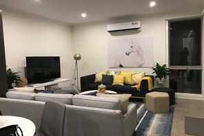 Comfort Townhome, 3 Bedrooms, 2 Bathrooms | Living room